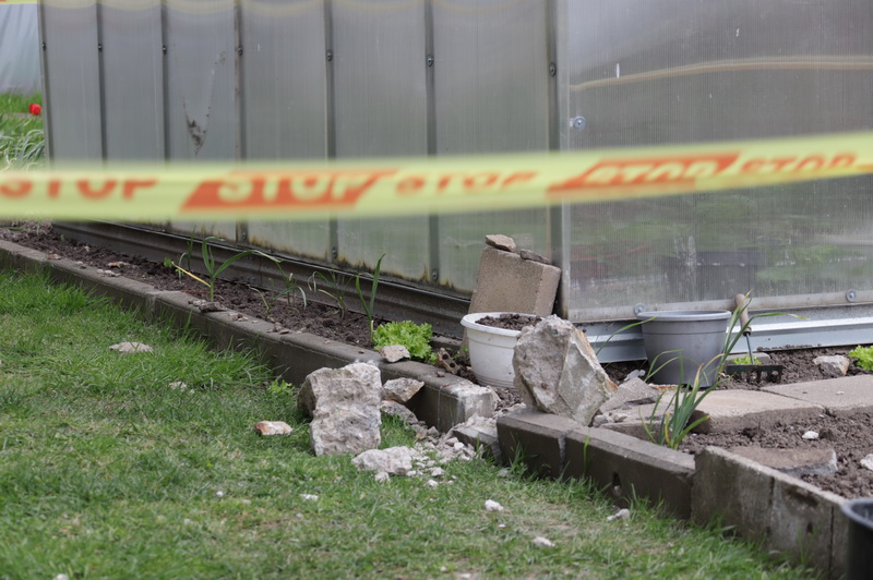 Nuo neeksploatuojamo monstro pradėjus byrėti didžiuliams betono luitams, gyventojams uždrausta kelti koją net į savo daržus. I. STULGAITĖS-KRIUKIENĖS nuotr.