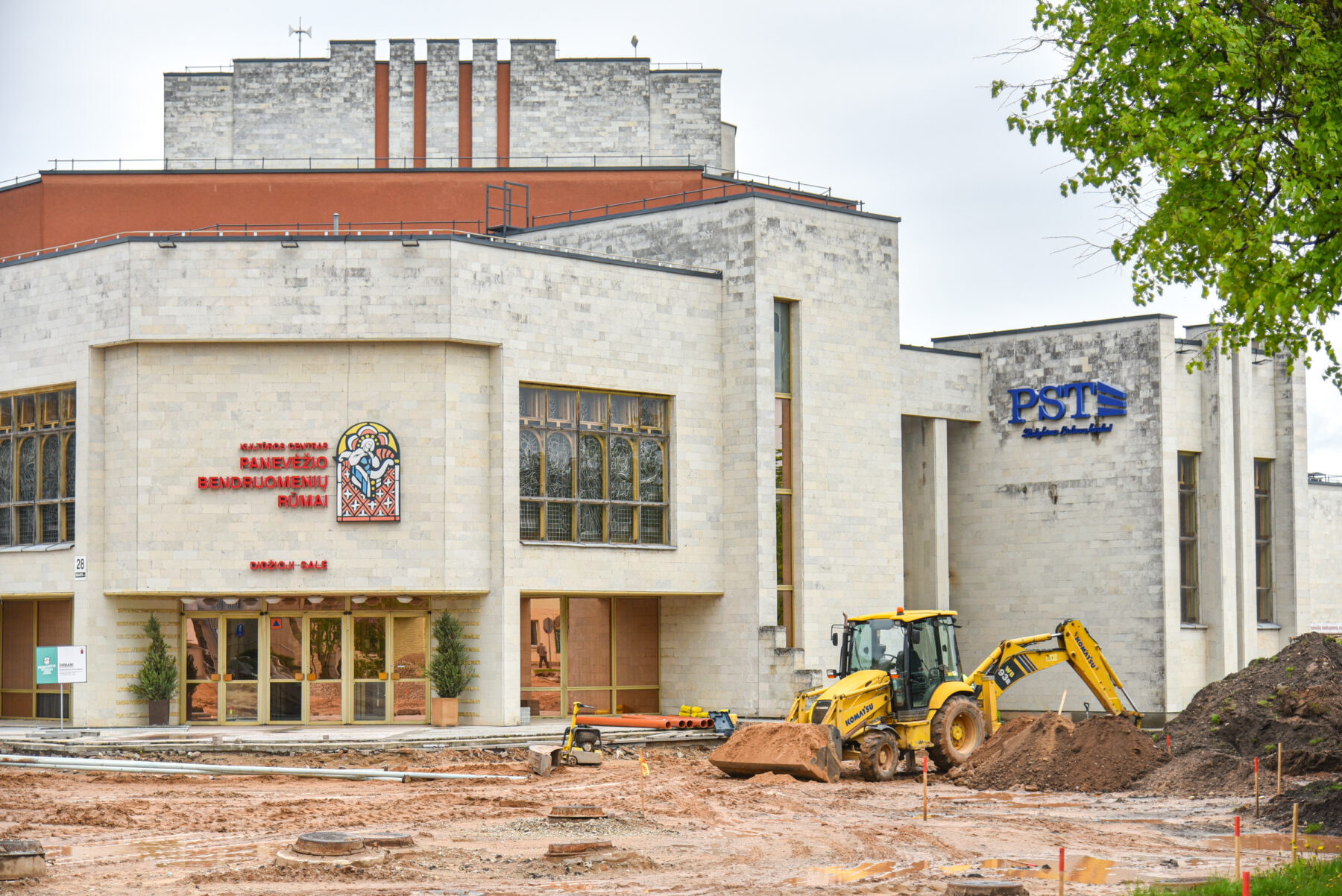 „Juokaujame, kad dėl vykstančių statybų atsidūrę apkasuose ir patys triūsiame kaip kurmiai“, – sako Bendruomenių rūmų direktorė S. Myškienė. I. Stulgaitės–Kriukienės nuotr.