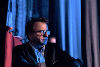 „Save laikau miesto kultūros darbuotoju, ne menininku, nes jokiai konkrečiai meno sričiai neatstovauju. Esu kultūros lauko žmogus, kuris dažniausiai užsiima kultūros proceso organizavimu“, – paprašytas prisistatyti vardija Gintaras Kerbedis – nenustygstanti siela, kultūros renginių organizavimo dirigentas, žmogus orkestras, šiuo metu besirūpinantis, kad Panevėžio muzikinis teatras būtų girdimas ir matomas.