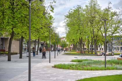 Vyriausybė trečiadienį leido nuo kitos savaitės didesnius žmonių susubūrimus, valanda ilginamas kavinių darbo laikas. Taip pat leista laisviau veikti pirtims ir baseinams, savaitgaliais – prekybos centrams, dvigubinamas žiūrovų lauko renginiuose skaičius.