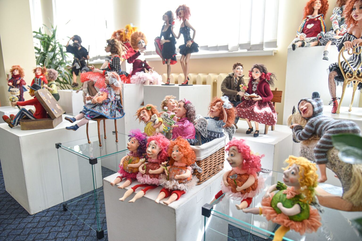 Visais laikais lėlės buvo ne tik mažų mergaičių mylimiausi žaislai, bet ir apeigų dalis, senosios magijos sergėtojos. Pastaruoju metu ši archajiška tradicija vėl atgyja – lėlių magija keliasi į šiuolaikinius namus. Tik jau kaip interjero puošmena, įpučianti gyvybės bet kokiam namų kampeliui.