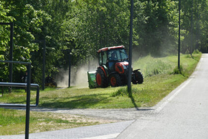 Šią savaitę prasidėjo Panevėžio miesto teritorijų šienavimo darbai.