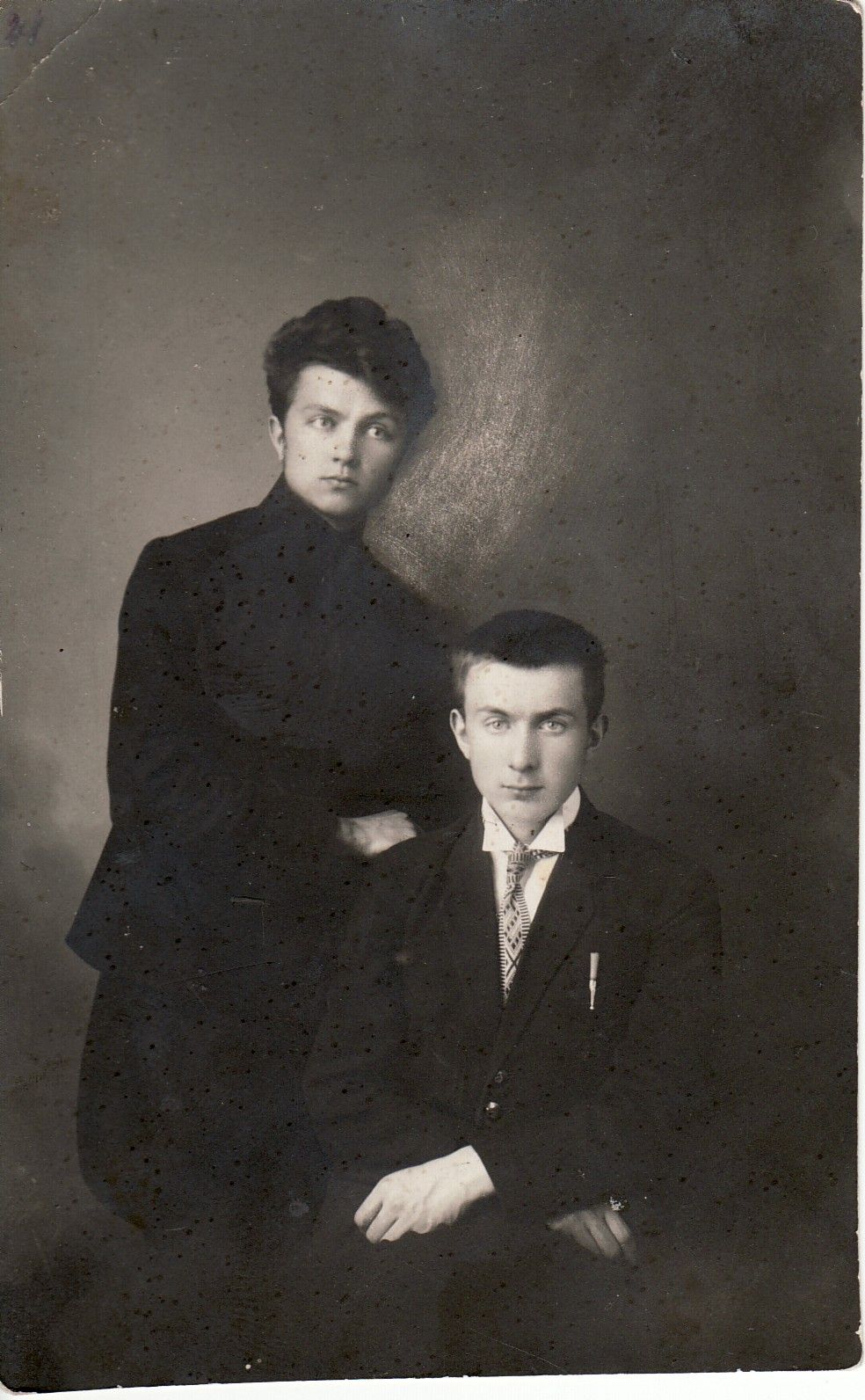 Panevėžio valstybinės gimnazijos moksleivis B. Bučas (stovi) su mokslo draugu. Panevėžio kraštotyros muziejaus nuotr.