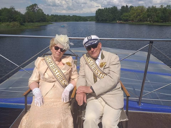 Prieš 50 metų tuokiantis Romanui ir Joanai Skuderniams pasaulis atrodė paklotas po kojomis, o ateityje laukia vien laimė. Dabar, švenčiant auksines vestuves, labai norėjosi vienas kitam iškilmingai padėkoti už šitiek laimės metų. ASMENINIO ALBUMO nuotr. 