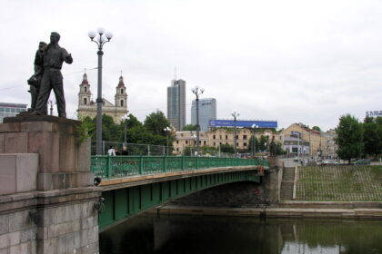 Prieš šešerius metus nukeltas sostinės Žaliojo tilto skulptūras Vilniaus miesto savivaldybė trečiadienį pranešė perduodanti Lietuvos nacionaliniam muziejui.