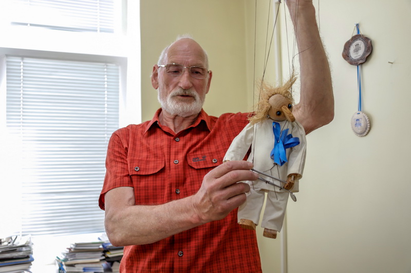 Nors specializuojasi burnos chirurgijoje, Vytautas Bosas teigia mokantis bei atlikdavęs visą dantų gydymo procesą. Išskyrus protezavimą – šios srities gydytojas šypsosi taip ir nepamėgęs. I. STULGAITĖS-KRIUKIENĖS nuotr.