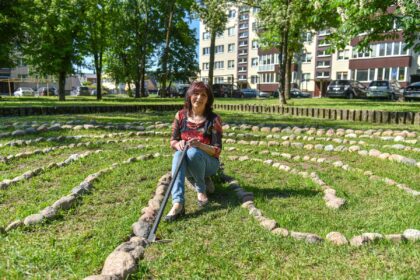 Gėlynais, alpinariumais ar jų kompozicijomis daugiabučių aplinką puoselėjantys gyventojai jau nieko nestebina. Tačiau Panevėžyje, viename Beržų gatvės daugiabučių kiemų ėmus dygti labirintui iš akmenų, daugelis ėmė spėlioti, kokia tokio akmeninio rato paslaptis. Šios idėjos autorė panevėžietė Birutė Mejerova šypsosi, kad geriausia patiems patirti, nei šimtą kartų išgirsti – labirintą jo kūrėja siūlo pereiti patiems.