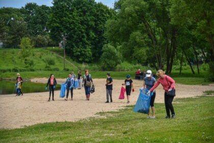 Pirmąjį vasaros šeštadienį panevėžiečiai sutiko švarindami Nevėžio pakrantę. Per visą pasaulį nuvilnijusi iniciatyva „River Cleanup“ Panevėžyje įtraukė kelias dešimtis neabejingų ekologijai aktyvistų.