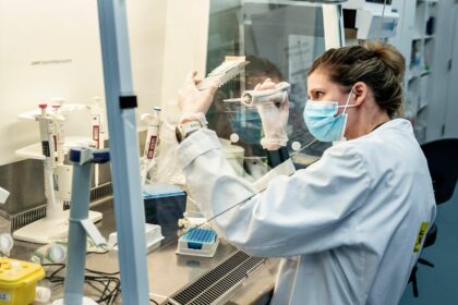 Lietuvoje, atlikus sekoskaitos tyrimus, laboratorijos aptiko pirmąjį užsikrėtimo Delta, dar vadinama „indiškąja“, koronaviruso atmaina atvejį. Tai įvežtinis atvejis – asmuo į Klaipėdą atvyko iš Uzbekistano, koronavirusinė infekcija (COVID-19 liga) jam patvirtinta atlikus profilaktinį tyrimą ir būnant izoliacijoje.