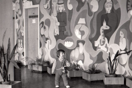 XXI amžiaus romantikė – taip Emiliją Gaspariūnaitę-Taločkienę, žinomą Lietuvos dailininkę, kilusią iš Paįstrio Panevėžio rajone, apibūdina dailėtyrininkas Romualdas Alekna, akcentuodamas jos kūrybos gyvybingumą, gaivumą šiandieninės visuotinės globalizacijos fone.