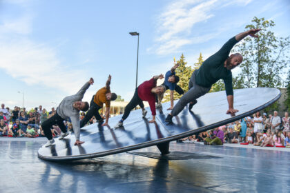 Į „Susitikime penktadienį“ renginius atėjusieji šįkart grožėjosi egzotišku reginiu – miesto Laisvės aikštėje buvo galima stebėti tropinių drugelių gyvenimą.