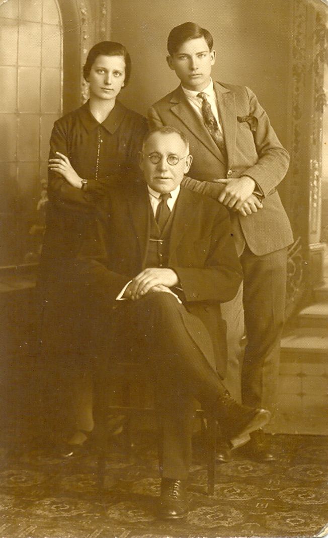 J. Masiulis su vaikais Ona ir Jonu. PANEVĖŽIO KRAŠTOTYROS MUZIEJAUS FONDŲ nuotr.