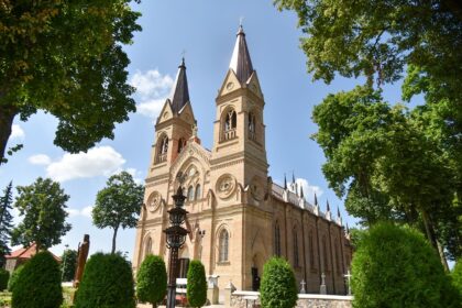 Po didžiulio remonto naujomis spalvomis nušvitusi Krekenavos Šv. Mergelės Marijos ėmimo į dangų mažoji bazilika sukvietė tikinčiuosius į naujo altoriaus konsekravimo iškilmes, kurioms vadovavo Panevėžio vyskupas Linas Vodopjanovas. Į baziliką rinkosi minia – ir vietinių, ir atvkusiųjų. Po pamaldų tikintieji neskubėjo namo – smalsiai apžiūrinėjo naująjį altorių, kuriame paslėpta gausybė simbolių ir ypatinga kraujo relikvija.