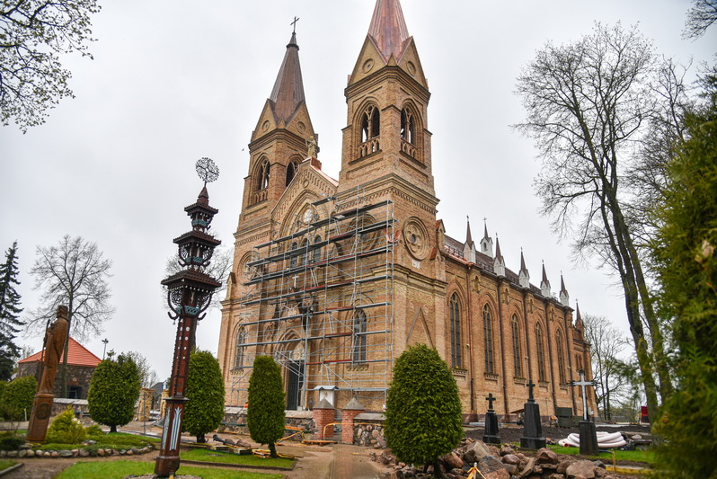 Neįtikėtiną radinį rekonstruojamoje Krekenavos Švč. Mergelės Marijos Ėmimo į dangų bazilikoje aptiko statybininkai – atlikdami remontą, pastogėje pastebėjo 22 į dėžę suslėptas XX amžiaus metrikų knygas. Greičiausiai jos čia atsidūrė sovietmečiu. P. ŽIDONIO nuotr.