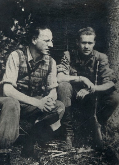 Bronius Krivickas-Vilnius (kairėje) – tuomet Rytų Lietuvos srities Visuomeninės dalies viršininkas, su Vyčio apygardos Žaliosios rinktinės Pilėnų tėvūnijos vadu Steponu Giedriku-Giriečiu. LYA nuotr.