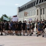 Antradienį vidurdienį prie Panevėžio miesto savivaldybės rinkosi protestuotojai, aidėjo šūviai.