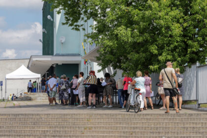 Masinio panevėžiečių skiepijimo sporto rūmuose akcija sukėlė pasipiktinimo bangą. Ne vienas iš anksto užsiregistravęs skiepytis paskutinę minutę sulaukė pranešimo, kad registracija anuliuojama – visas gautas vakcinas privalu atiduoti stojusiems į gyvą eilę.