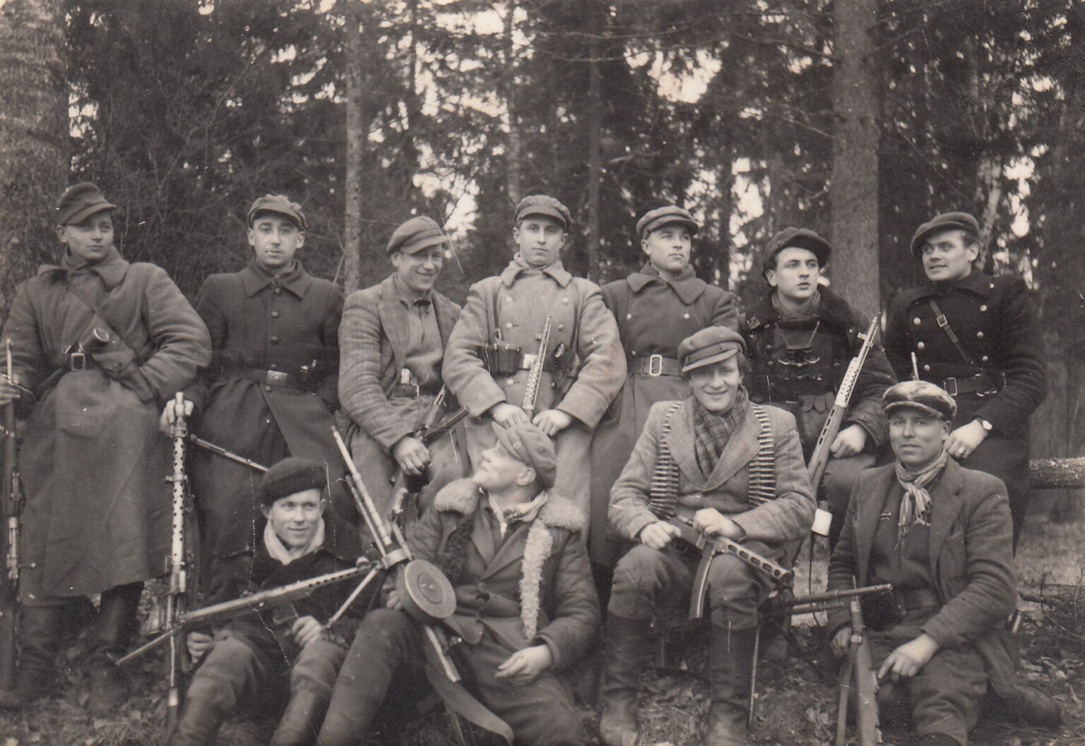 Vyčio apygardos Žaibo būrio partizanai. Iš kairės sėdi: Antanas Jakubonis-Vermachtas, Jonas Sinkevičius-Ąžuolis, Ąžuolas, Bronius Gvozdas-Lapelis, dar vienas – neatpažintas; iš kairės stovi: Albinas Sauliūnas-Saulėgrąža, Marijonas Pociūnas-Erdvė, Petras Šimka-Trenksmas, Antanas Mincė-Lietus, būrio vadas Antanas Žilys-Žaibas, Albinas Miknevičius-Judas, Bernatavičius-Rasputinas. XX a. 5-asis dešimtmetis. PANEVĖŽIO KRAŠTOTYROS MUZIEJAUS FONDŲ nuotr.