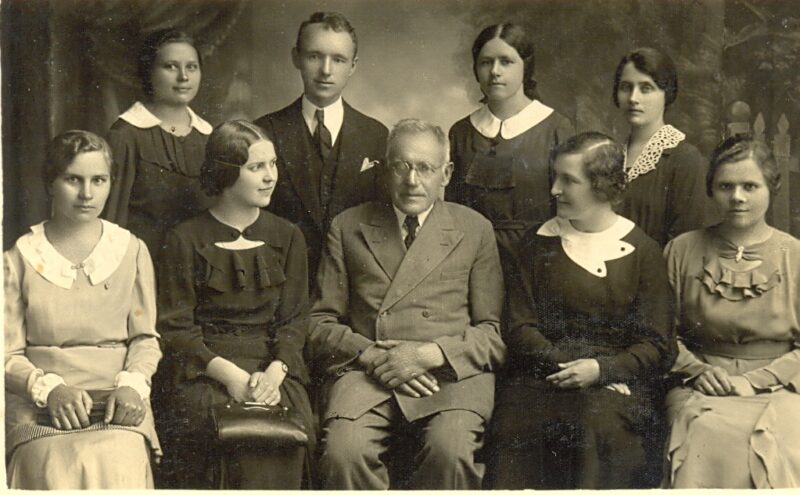 Juozas Masiulis su knygyno darbuotojais. PANEVĖŽIO KRAŠTOTYROS MUZIEJAUS FONDŲ nuotr.