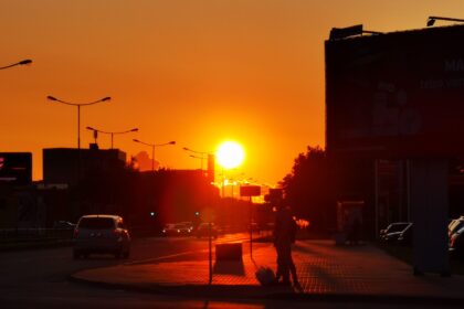 Pasienyje su Baltarusija neteisėtų migrantų krizei gilėjant, Vyriausybė ieško būdų, kaip šia našta su pasienio miestais galėtų pasidalyti ir kitos savivaldybės. Valstybės nekilnojamąjį turtą valdanti įmonė Turto bankas Vidaus reikalų ministerijai pateikė dvi dešimtis įvairių objektų Lietuvoje, tarp jų ir Panevėžio regione, kur galėtų būti apgyvendinti pabėgėliai.