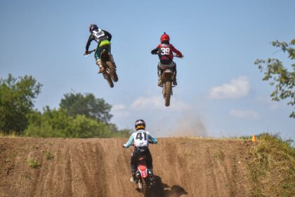 Panevėžį sekmadienį drebina motorų gausmas. J. Janonio gatvėje esančioje motokroso trasoje greičio ir adrenalino fanai varžosi dėl Edvardo Ramono taurės.