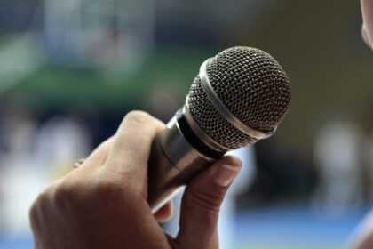 Kone metus kentėję priverstinę pandeminę izoliaciją, dabar, atlaisvinus jos gniaužtus, tautiečiai puola atsigriebti. Pajutę švenčių gausą rankomis trina štilį išgyvenę į renginius kviečiami muzikantai. Keturi panevėžiečiai atlikėjai patikino vos spėjantys suktis – visi jų vasaros savaitgaliai užimti, nors kainos už linksmą vakarą gali perkopti ne vieną tūkstantį eurų.