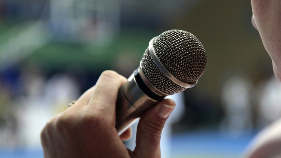 Kone metus kentėję priverstinę pandeminę izoliaciją, dabar, atlaisvinus jos gniaužtus, tautiečiai puola atsigriebti. Pajutę švenčių gausą rankomis trina štilį išgyvenę į renginius kviečiami muzikantai. Keturi panevėžiečiai atlikėjai patikino vos spėjantys suktis – visi jų vasaros savaitgaliai užimti, nors kainos už linksmą vakarą gali perkopti ne vieną tūkstantį eurų.