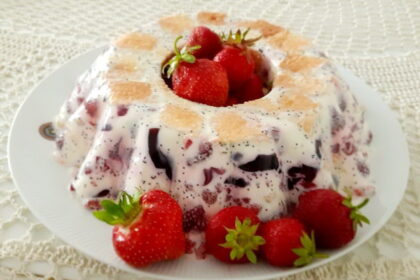 „Kas nenori pasidžiaugti ir atsigaivinti karštą vasaros dieną besipuikuojančiomis ir kvepiančiomis braškėmis bei žemuogėmis, taip pat iš jų pasigaminti gaivų desertą?“ – intriguojamai šypsosi Danutė Kriščiūnienė, Panevėžio kurčiųjų ir neprigirdinčiųjų pagrindinės mokyklos direktorė.