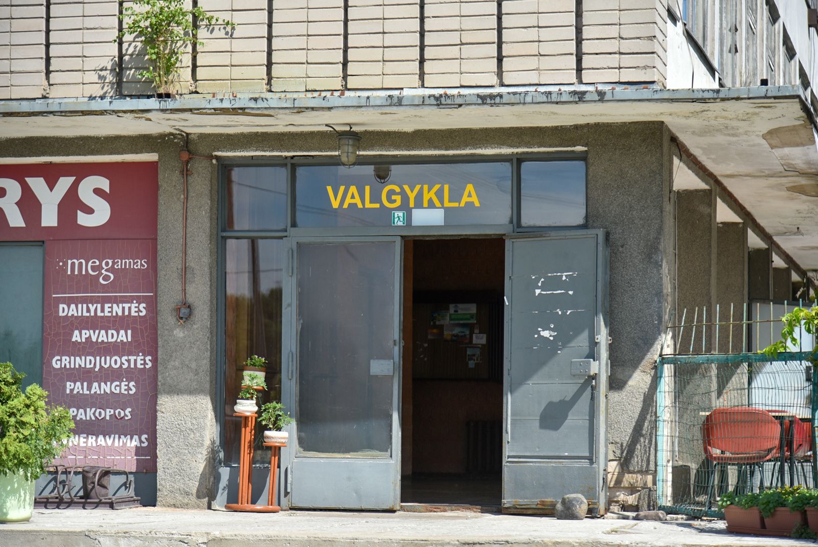 Milžiniškos gamyklos neliko, bet per beveik pusę amžiaus nepasikeitusi valgykla ir Zitos patiekalai iki šiol tebevilioja būrius pietautojų. P. Židonio nuotr.