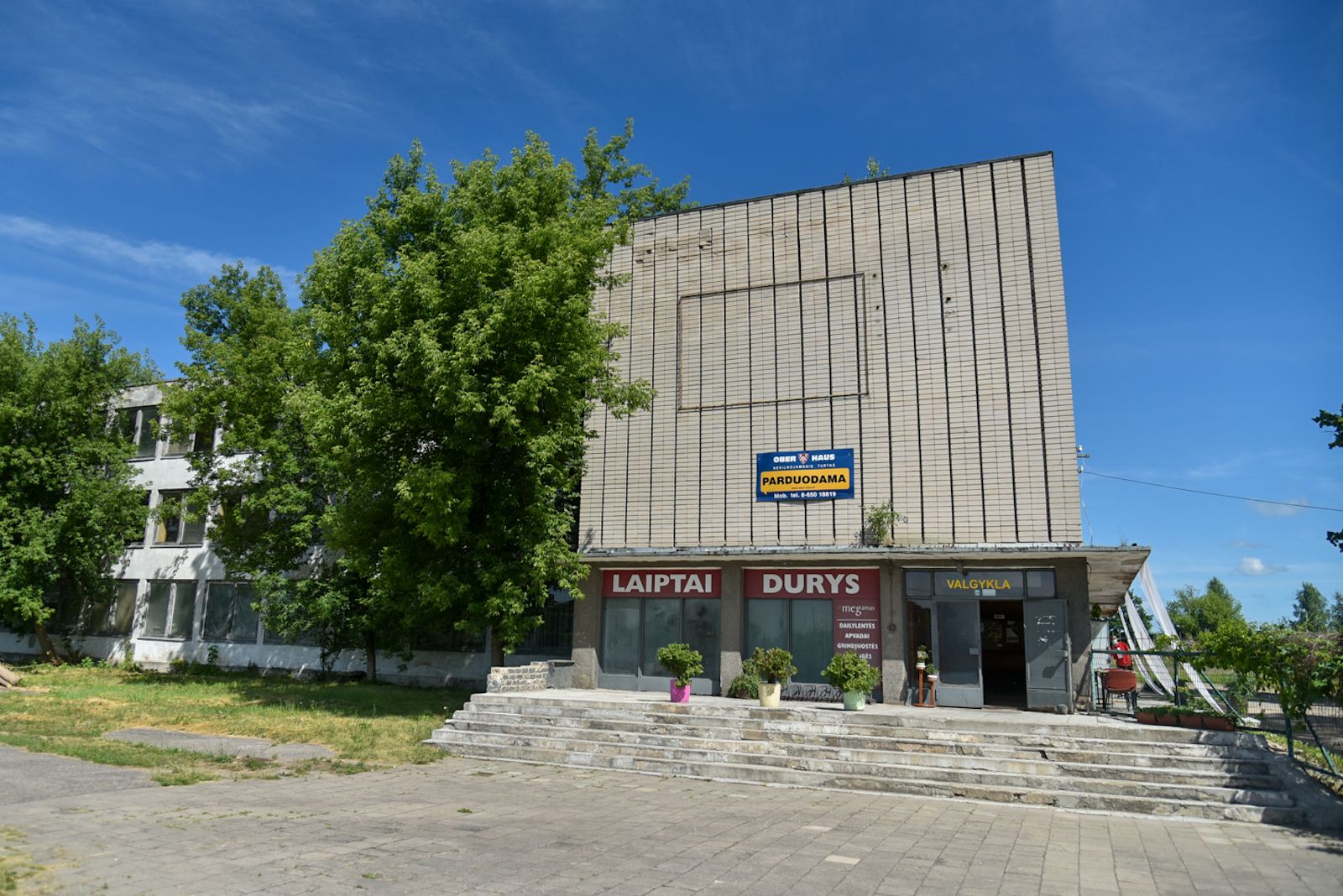 mėsos pramonės giganto likusios nupilkėjusios sienos, aptrūniję langai, trupantys laiptai. Ant stogo nuo laiko ėmė želti krūmai, jie lenda net ir iš pamatų. Tačiau vienas kampelis šiame mirusiame pastate visgi gyvas, ir net labai. P. Židonio nuotr.