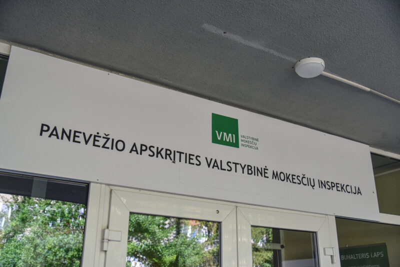 VMI per didinamąjį stiklą tikrina įmonių pirkinius – nuo butų iki net jachtų ir orlaivių. P. ŽIDONIO nuotr. 