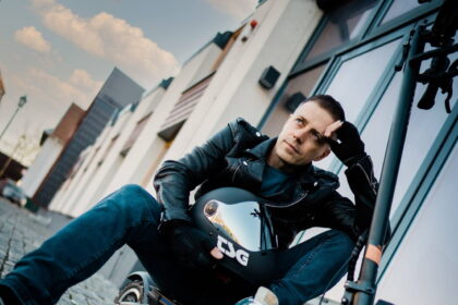 Anglų kalbos filologas, teisininkas, dėstytojas, vestuvių fotografas, filmų ir reklamų kūrėjas, spektaklių režisierius, tinklaraštininkas, kažkada – radijo laidų vedėjas ir net reperis, šiuo metu kuriantis ir Panevėžyje, ir Italijoje.