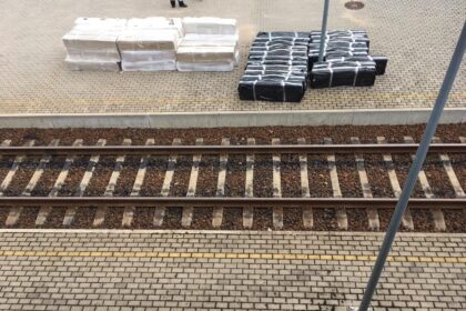 Karštos dienos Lietuvos muitinės pareigūnams – kiekvieną savaitę vienas po kito sulaikinėjami stambūs cigarečių kontrabandos kroviniai iš Baltarusijos. Šiandien Stasylų geležinkelio poste traukinyje su trąšų kroviniu aptikta daugiau, nei pusantro šimto dėžių nelegalių rūkalų. Praėjusią savaitę panaši siunta rasta krovinyje su baltarusiška skalda.