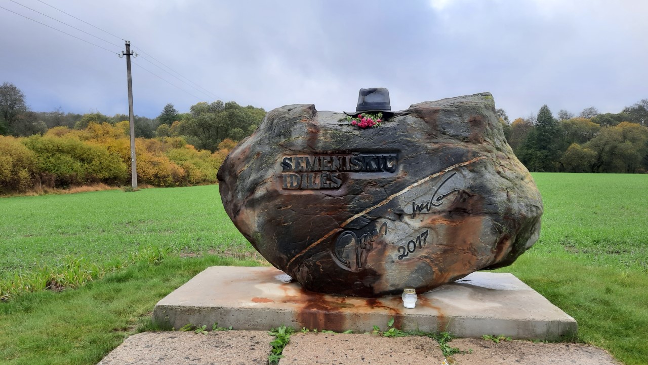 Semeniškių akmuo, pastatytas 2017 metais. J. IR A. MEKŲ PALIKIMO STUDIJŲ CENTRO nuotr.