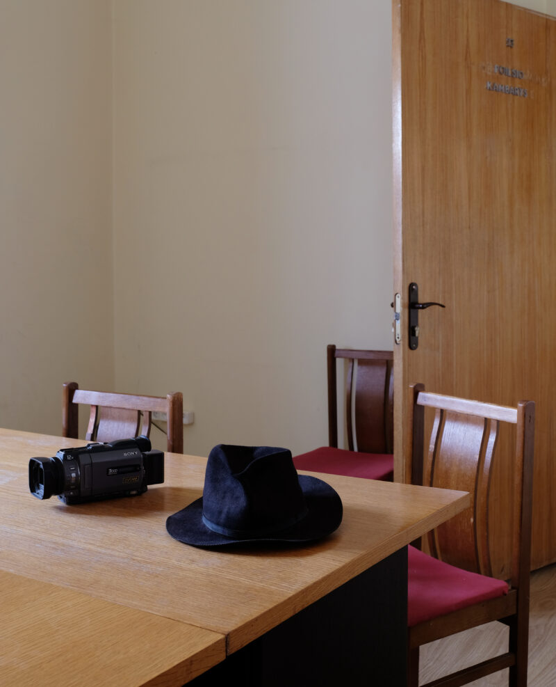 Jono Meko skrybėlė ir kamera. NAO TSUDA nuotr.