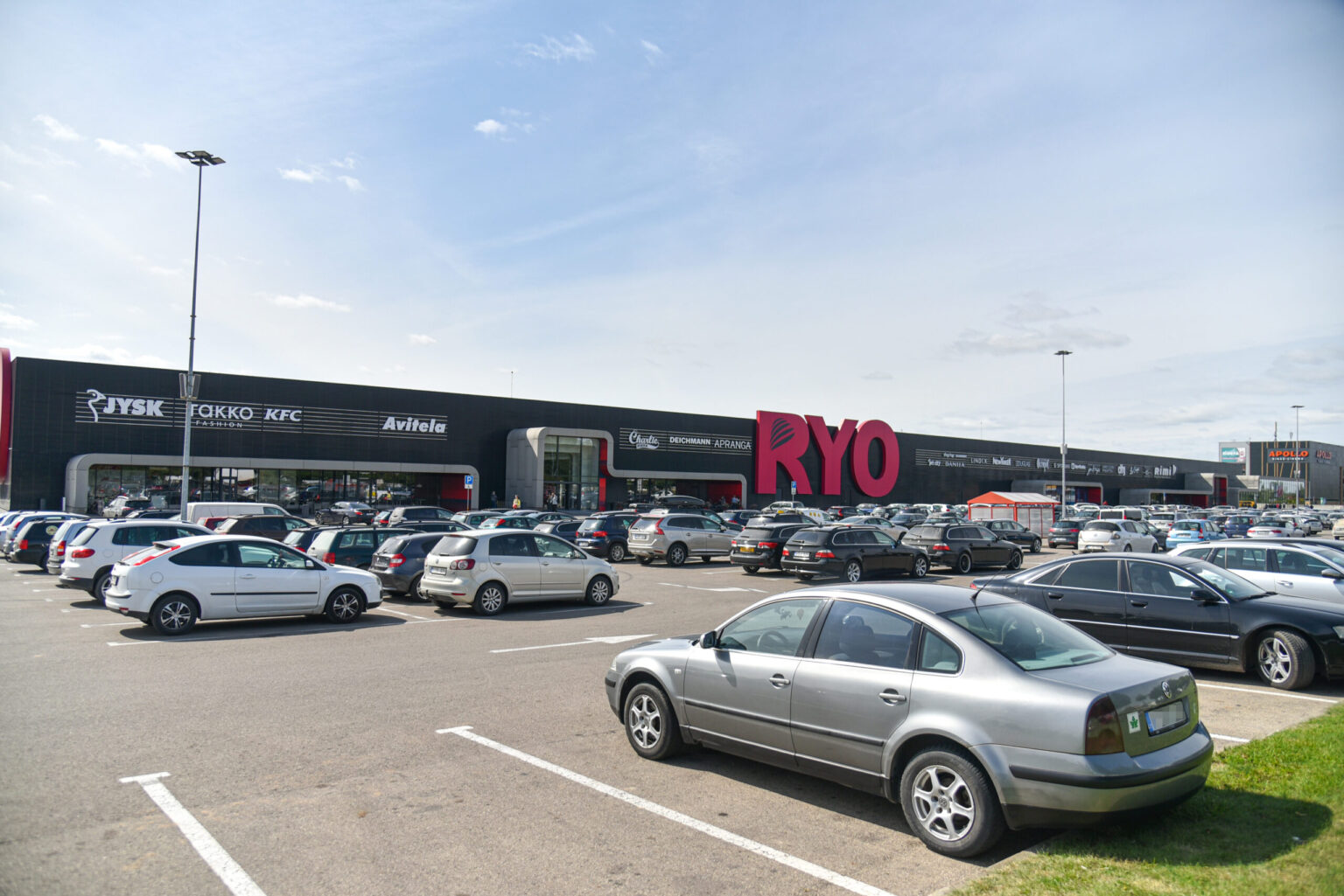 Vakarinės Panevėžio dalies gyventojai guodžiasi jau įpratę prie cypiančių padangų ir kriokiančių nupjautų duslintuvų garsų per nelegalias jaunimo automobilių lenktynes prie prekybos centro, tačiau prieš daugiau nei mėnesį prasidėjusios naktinės diskotekos baigia išvaryti iš proto. Kone visas mikrorajonas tapo triukšmadarių įkaitais, mat net ir policija ne visuomet galinti pažaboti tokius „melomanus“.