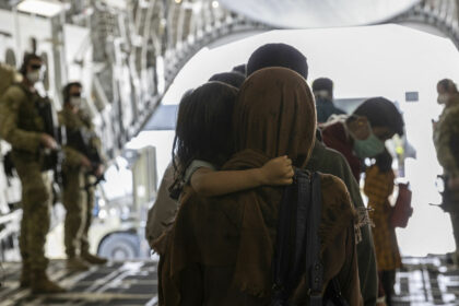 Į Lietuvą atgabenti afganistaniečiai vertėjai, talkinę šalies kariams, bei jų šeimos pabėgėlių statusą galėtų gauti per maždaug mėnesį, sako Migracijos departamento direktorė Evelina Gudzinskaitė.