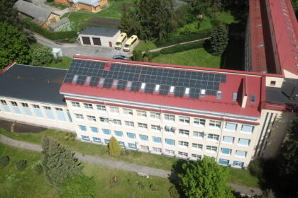 Ant privačių namų ir daugiabučių įrengtos saulės jėgainės jau niekam nebekelia nuostabos, tačiau jas pamatyti ant visuomeninės paskirties pastato, o juolab mokyklų, vis dar retai pasitaiko.