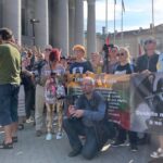 Vilniaus miesto apylinkės teismas, ketvirtadienį nagrinėjantis prokurorų prašymus suimti 26 įtariamuosius dėl riaušių prie Seimo Vilniuje sukėlimo, kol kas leido suimti du asmenis, tris prašymus atmetė.