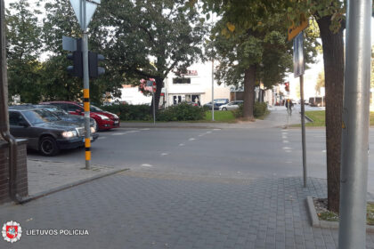 2021-09-08 apie 16 val., Panevėžyje, Klaipėdos – A. Smetonos g., šviesoforu reguliuojamoje sankryžoje, įvyko eismo įvykis, kuriame dalyvavo automobilis „Nissan“ ir elektrinis paspirtukas.