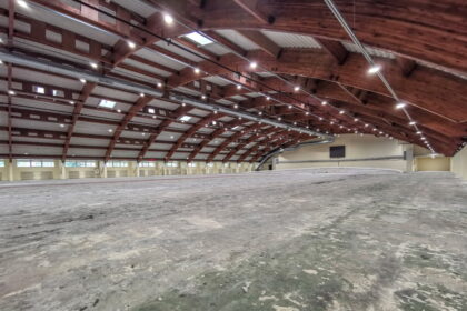 Dar prieš metus po rekonstrukcijos duris turėjęs atverti Panevėžio lengvosios atletikos maniežas iki šiol sportininkams ir miesto bendruomenei tebėra uždarytas.