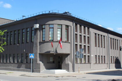 1936-aisiais suprojektuotas Ligonių kasos pastatas Panevėžyje sulaukė prieštaringų nuomonių: miesto laikraštyje net rašyta, jog „vieni sako, kad panašūs į kalėjimą, kiti – į elevatorių, treti – į parako sandėlį“. E. VILKONČIAUS nuotr.