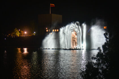 Visą savaitę šokęs Senvagės fontanas penktadienio vakarą nušvito spalvomis.