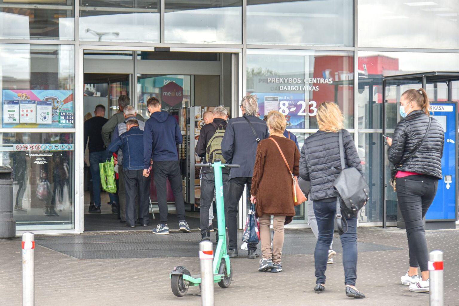 Lietuvoje nuo pirmadienio prasidėjo nepasiskiepijusiųjų karantinas – be galimybių paso visiems atviros tik nedidelės maisto bei būtinųjų prekių parduotuvės, turinčios įėjimą iš lauko.