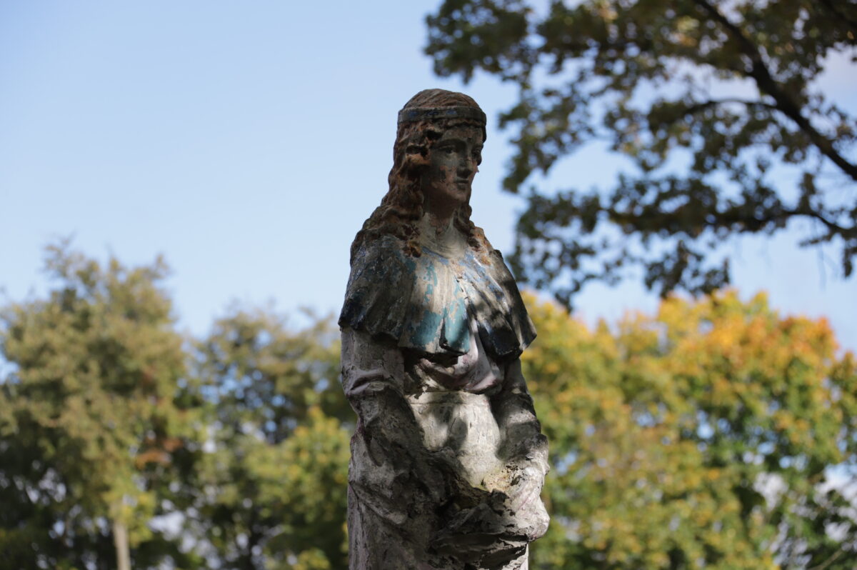 Kapinės – ne tik mirusiųjų amžino poilsio vieta. Senosios Panevėžio miesto kapinės – savotiškas muziejus po atviru dangumi, vedantis per miesto raidos etapus. Laikas negailestingai trina ne tik prisiminimus apie čia atgulusių žmonių gyvenimus, bet ir naikina kultūros paveldo vertybėmis pripažintas unikalias skulptūras.