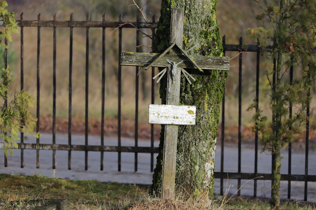 Palaikiai mediniai kryžiai, kokius nešant velionis lydimas į kapus, betoninis antkapis, turbūt parinktas iš tų, kurių jau atsisakė tvarkantieji artimųjų amžino poilsio vietas, keli saulės nublukinti dirbtinių gėlių žiedai.
