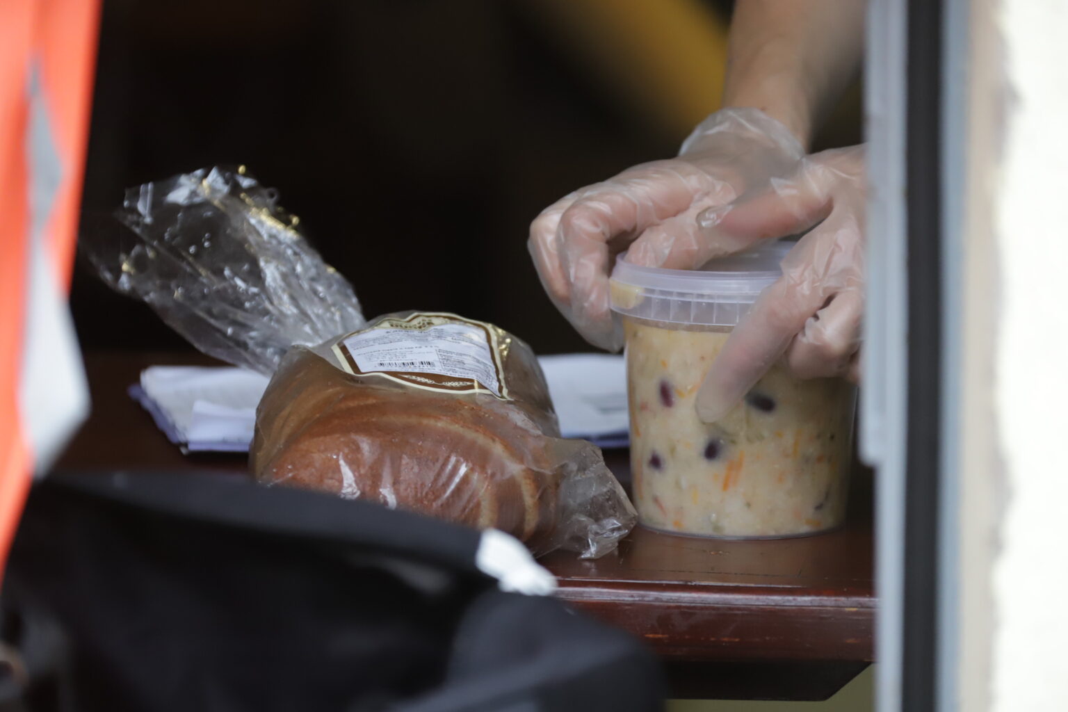 „Sodra“ skelbia apie augančias atlyginimus, bankai džiaugiasi rekordiniais indėliais, šluojamas nekilnojamasis turtas, žadamos didesnės pensijos. Tačiau benamių užuovėja – Panevėžio nakvynės namai – per karantiną net braškėjo nuo prašančiųjų pagalbos antplūdžio, maitinimo paslauga šioje įstaigoje išaugo kone trigubai, kaip ir kitoje miesto labdaros valgyklose.