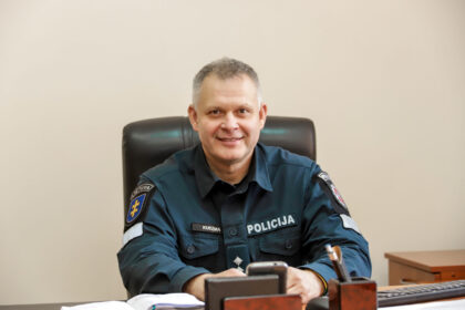 Einis Kudžma – vienas pirmųjų nepriklausomos Lietuvos policijos pareigūnų Panevėžyje. Jis matė, kaip 1992-aisiais kūrėsi lietuviška policija, statė ant kelių „tinklus“ anuomet siaučiančioms gaujoms ir savo rankomis nešė lavonus nuo gatvės po avarijų, nes tokių paslaugų paprasčiausiai tada niekas neteikė.