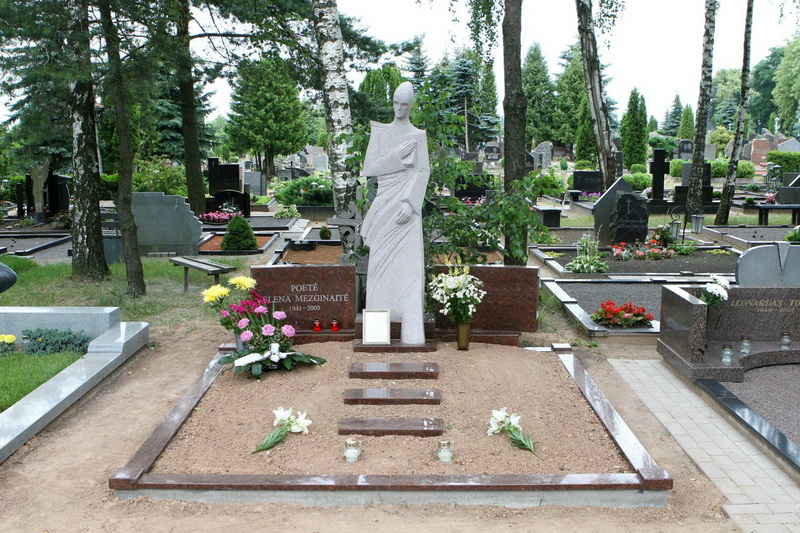 Elenos Mezginaitės kapas Panevėžio rajono Šilaičių kapinėse. Antkapinės skulptūros autorius – Vytautas Tallat-Kelpša. PAVB nuotr.