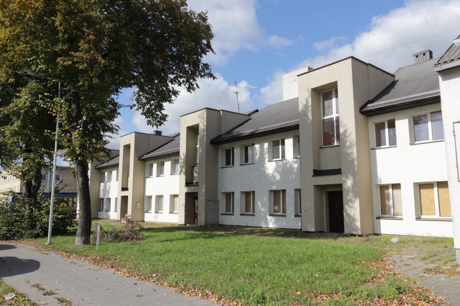 Panevėžio savivaldybė ant prekystalio kloja neeilinę prekę – du tuščius, prieš penketą metų renovuotus daugiabučius.